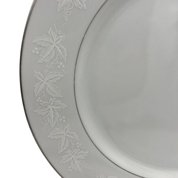 Fine China of Japan Huntington Dinner Plate 10.5" White Flowers Platinum Trim - Picture 2 of 5